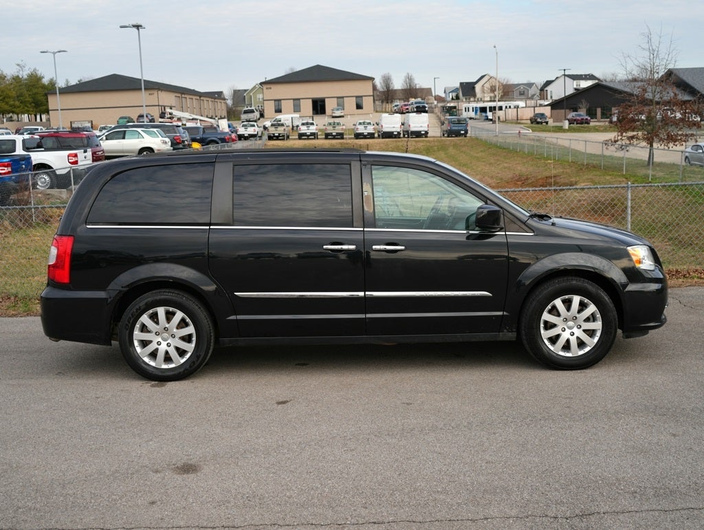2016 Chrysler Town & Country Touring