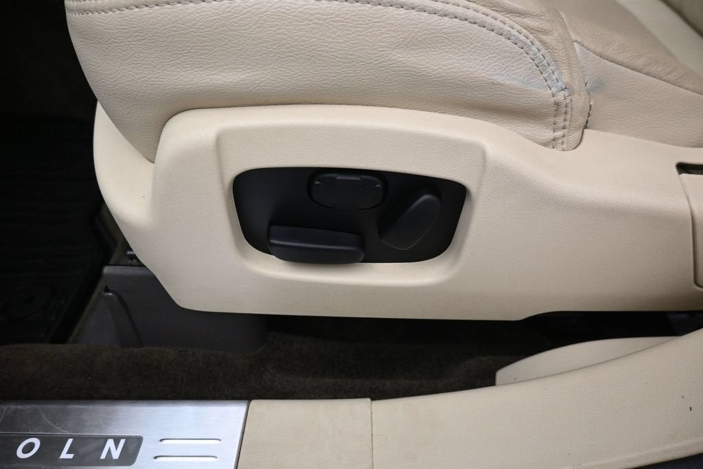 2017 Lincoln MKT Base