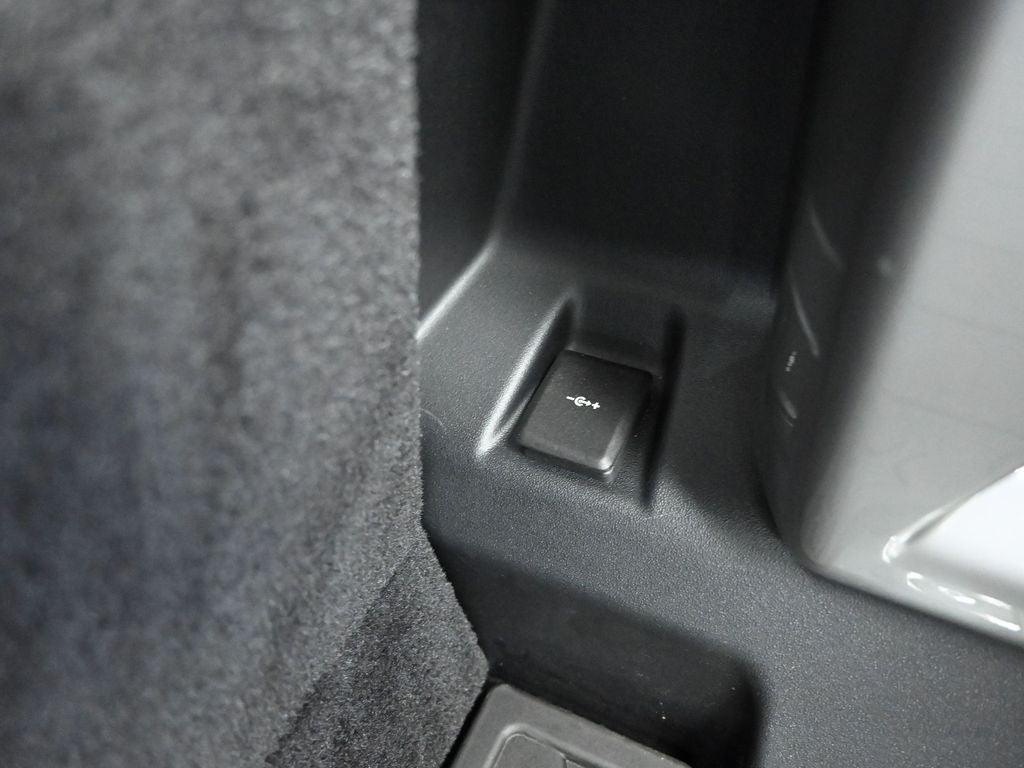 2023 Land Rover Defender 130 X-Dynamic SE