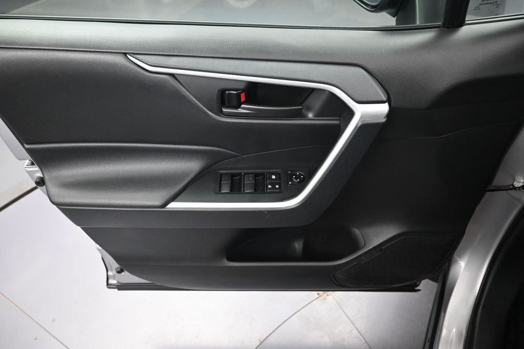 2021 Toyota RAV4 LE - Photo 21