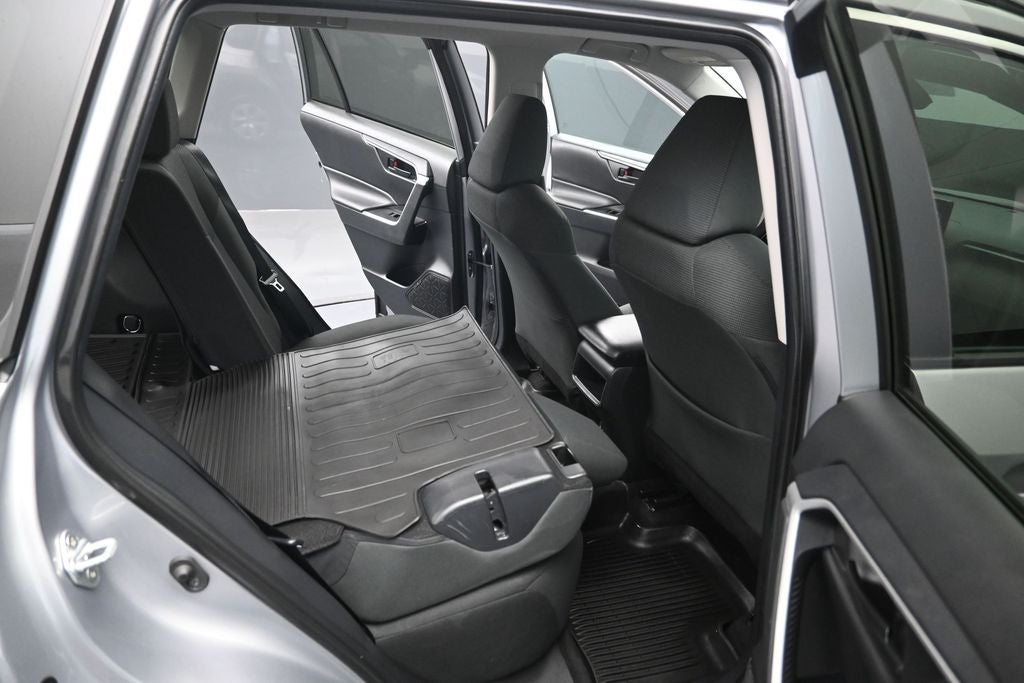 2021 Toyota RAV4 LE - Photo 25