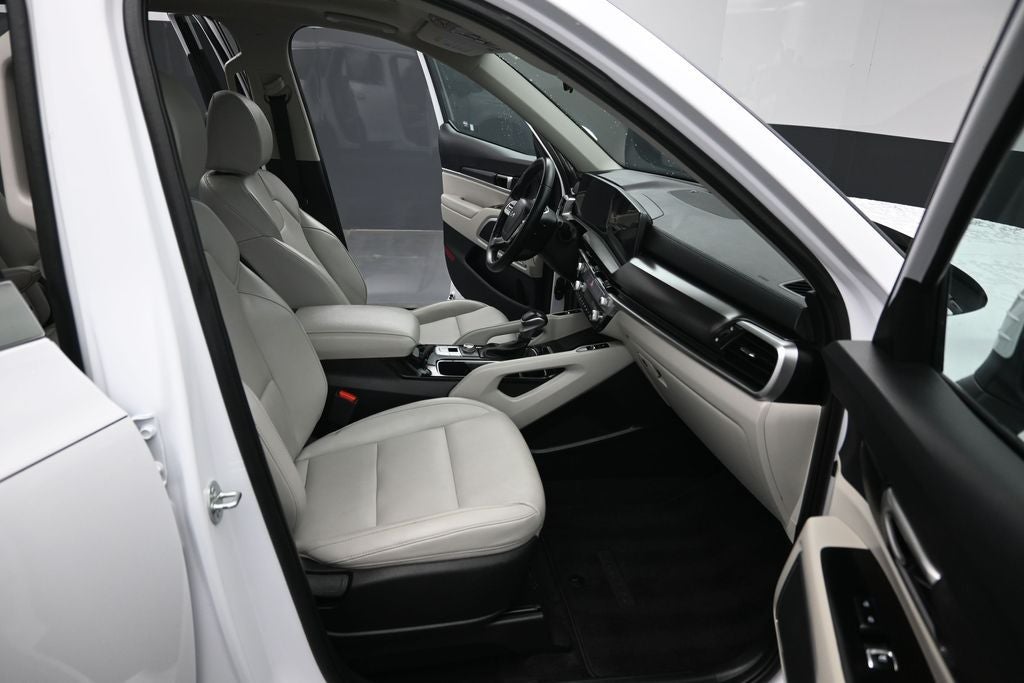 2024 Kia Telluride S - Photo 36