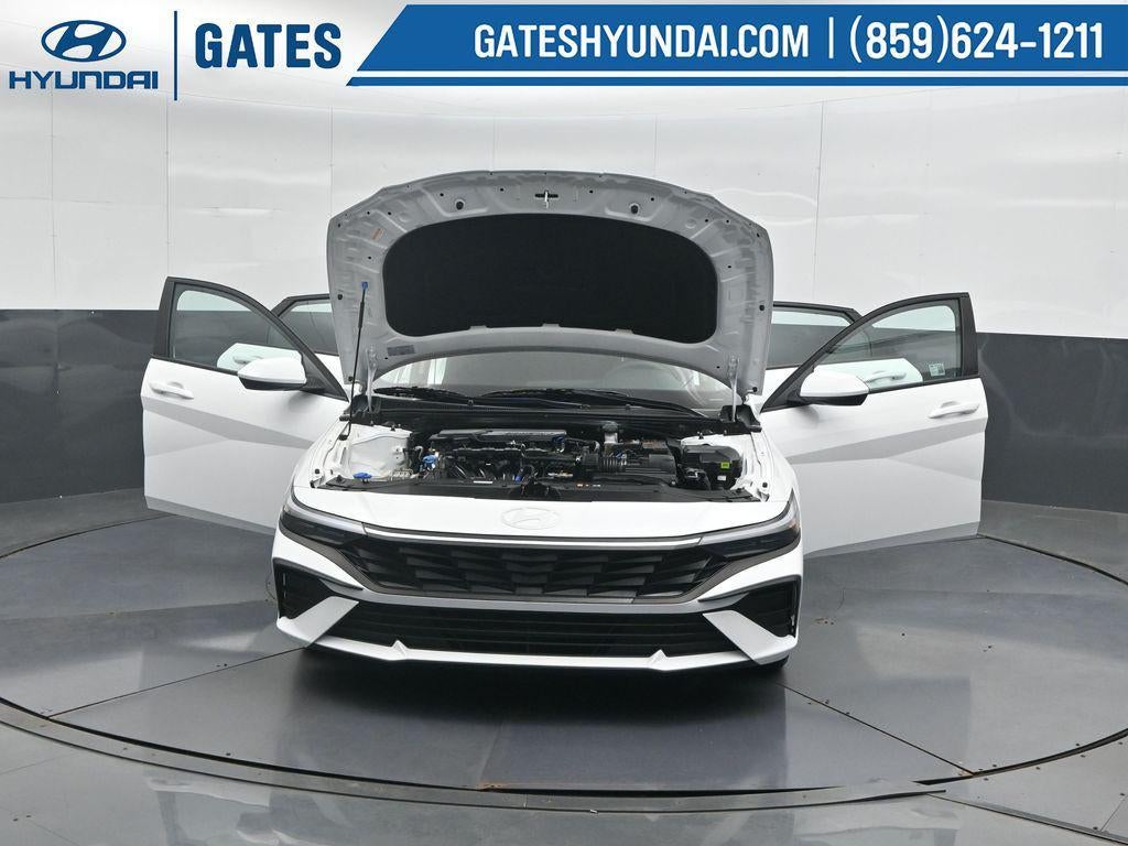 2025 Hyundai ELANTRA SE