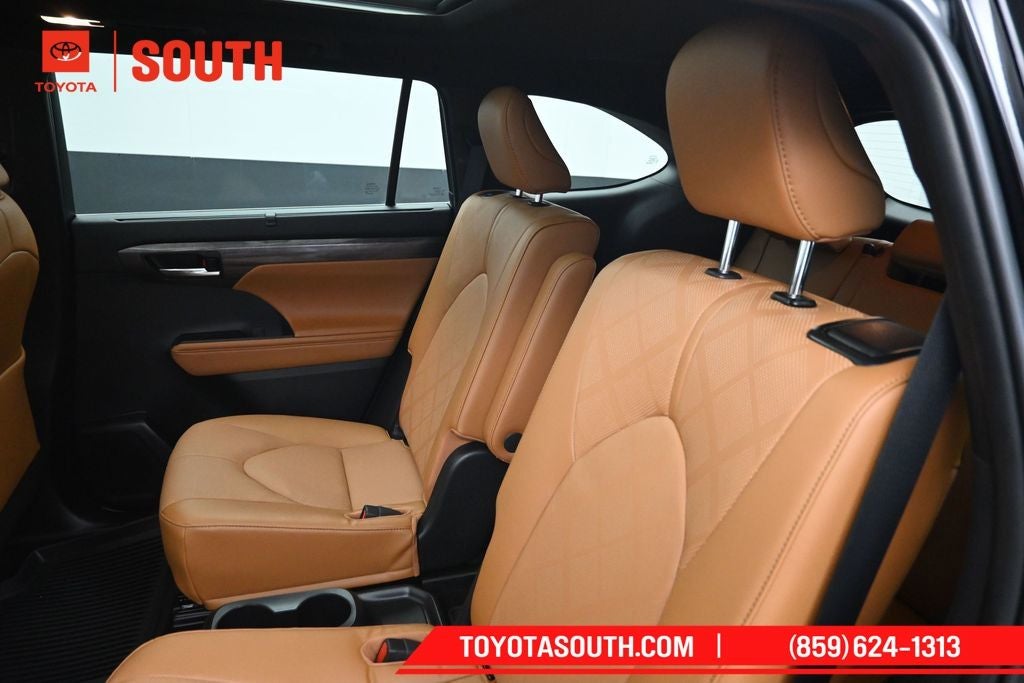 2023 Toyota Highlander Hybrid Platinum