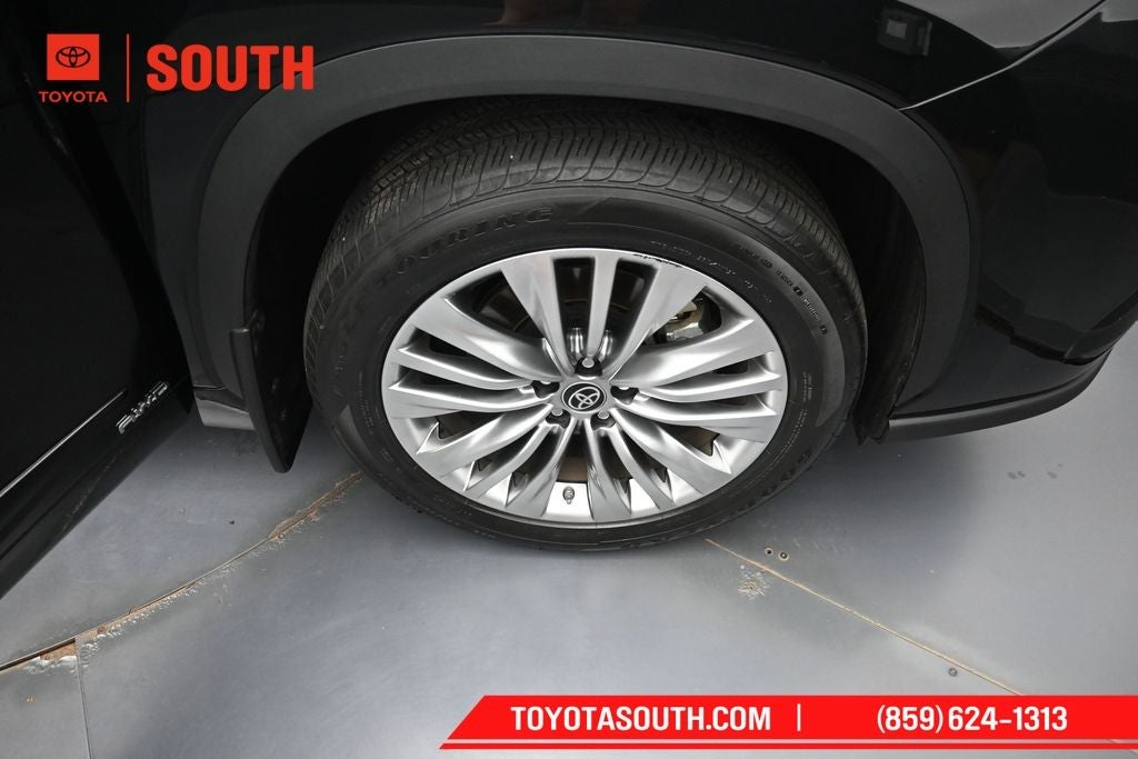 2023 Toyota Highlander Hybrid Platinum
