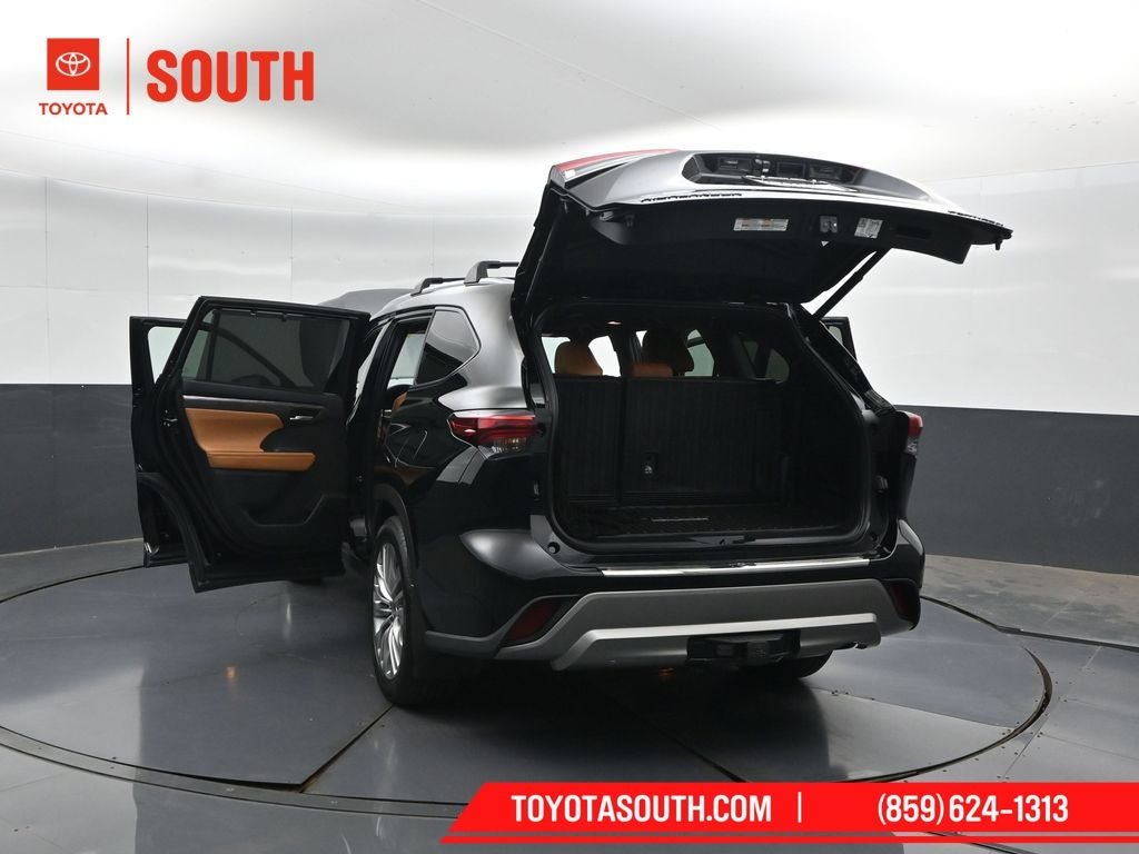 2023 Toyota Highlander Hybrid Platinum