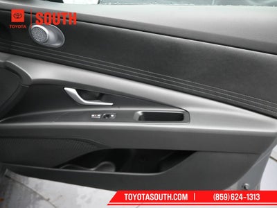 2025 Hyundai ELANTRA SE