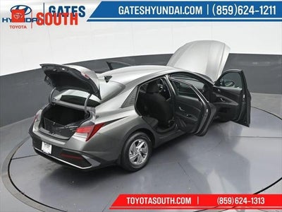 2025 Hyundai ELANTRA SE